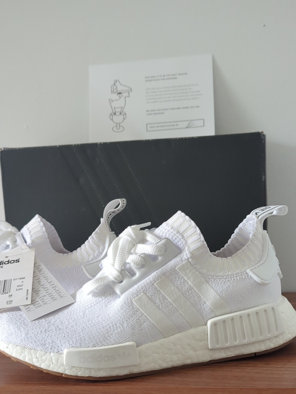 Adidas NMD R1 Womens Shoes Sneakers  Primeknit White Gum Size 5.5 NEW